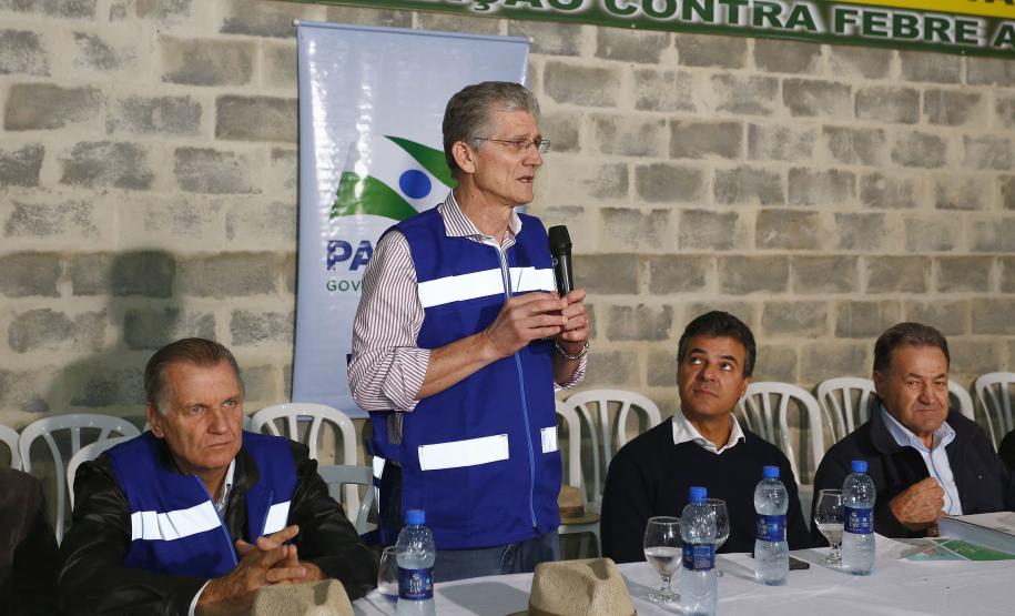 Governador Beto Richa lança junto com o secretário da Agricultura e do Abastecimento, Norberto Ortigara e o diretor presidente da Adapar, Inácio Kroetz, Campanha Estadual de Vacinação contra Febre Aftosa de 2014. Campo Magro, 30-04-14