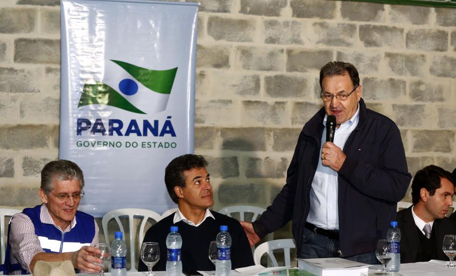 Governador Beto Richa lança junto com o secretário da Agricultura e do Abastecimento, Norberto Ortigara e o diretor presidente da Adapar, Inácio Kroetz, Campanha Estadual de Vacinação contra Febre Aftosa de 2014. Campo Magro, 30-04-14