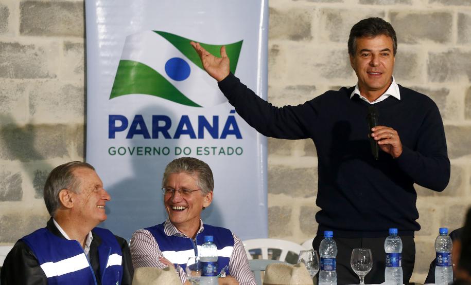 Governador Beto Richa lança junto com o secretário da Agricultura e do Abastecimento, Norberto Ortigara e o diretor presidente da Adapar, Inácio Kroetz, Campanha Estadual de Vacinação contra Febre Aftosa de 2014. Campo Magro, 30-04-14