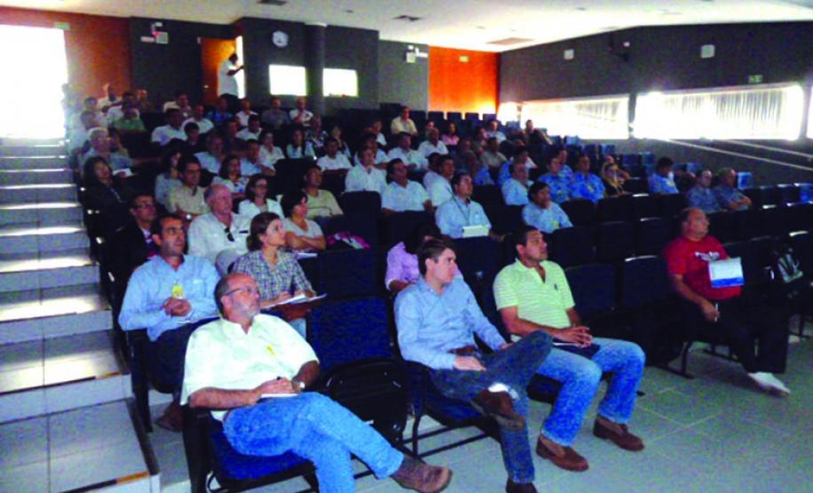 Adapar realiza reunião sobre HLB nos pomares de citros em Maringá Adapar realiza reunião sobre HLB nos pomares de citros em Maringá