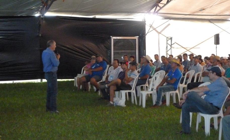 O Diretor Presidente da ADAPAR em palestra de Dia de Campo na C. Vale.