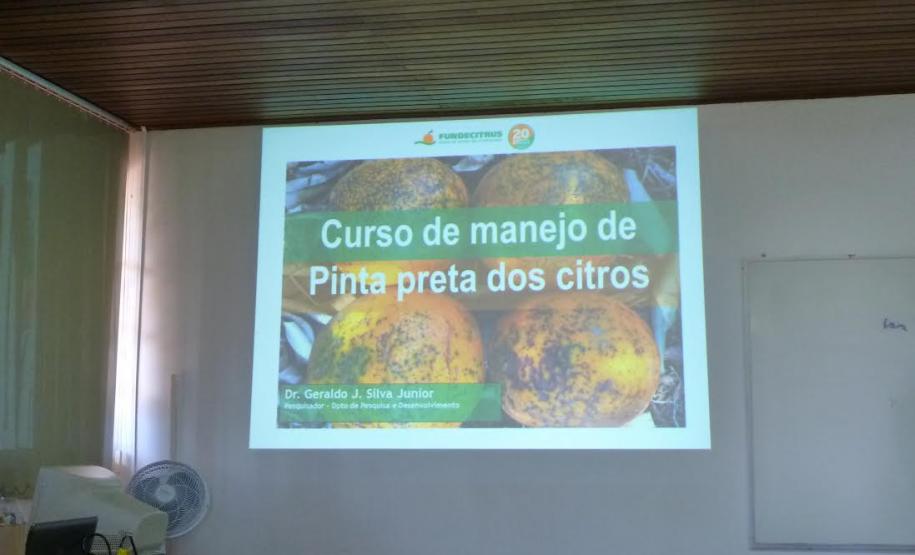 Parceria entre o setor produtivo, pesquisa e defesa sanitária vegetal oficial, propicia curso de capacitação para técnicos e fiscais. Fiscais da Defesa Sanitária Vegetal da ADAPAR, das URS de Apucarana, Cornélio Procópio, Londrina, Maringá e Paranavaí, participaram de Curso sobre Pinta Preta dos Citros