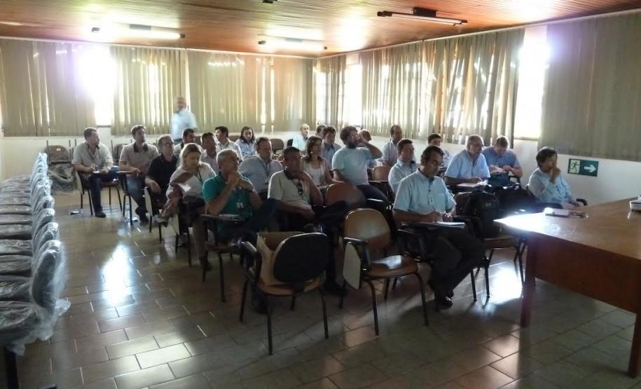 Parceria entre o setor produtivo, pesquisa e defesa sanitária vegetal oficial, propicia curso de capacitação para técnicos e fiscais. Fiscais da Defesa Sanitária Vegetal da ADAPAR, das URS de Apucarana, Cornélio Procópio, Londrina, Maringá e Paranavaí, participaram de Curso sobre Pinta Preta dos Citros