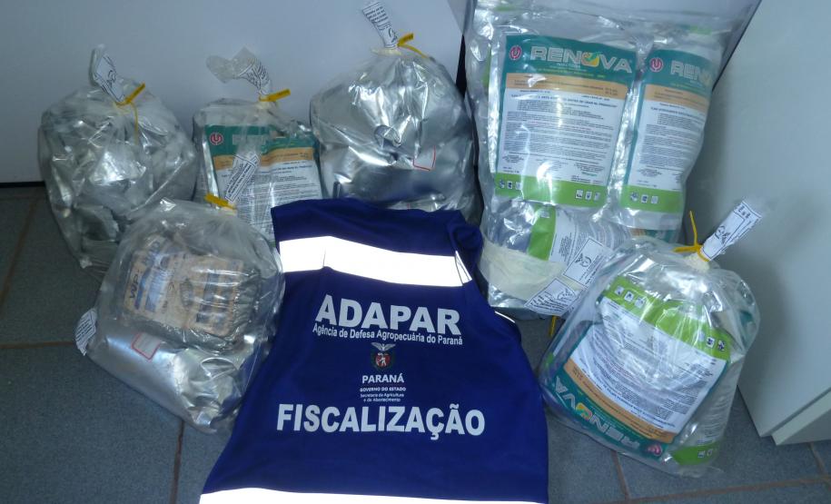 Foram apreendidos aproximadamente 20 kg de agrotóxicos sem registro no Brasil.