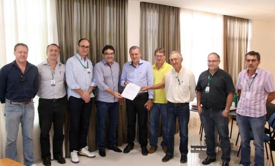 Terreno Francisco Beltrão O termo de cessão foi assinado pelo Diretor Presidente da ADAPAR, Inácio Afonso Kroetz, e pelo o Prefeito Municipal de Francisco Beltrão, Antonio Cantelmo Neto