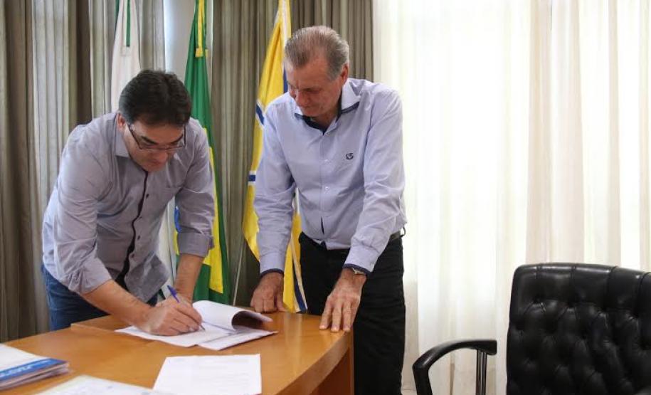 Terreno Francisco Beltrão O termo de cessão foi assinado pelo Diretor Presidente da ADAPAR, Inácio Afonso Kroetz, e pelo o Prefeito Municipal de Francisco Beltrão, Antonio Cantelmo Neto