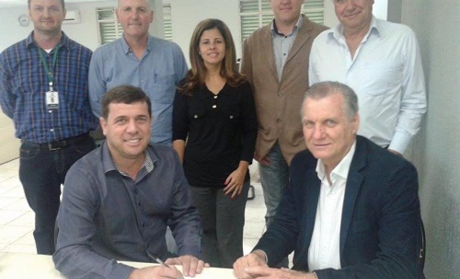 Prefeito Claudio Dutra e o presidente da ADAPAR, Inácio Kroetz, após a assinatura do contrato de doação do terreno à ADAPAR