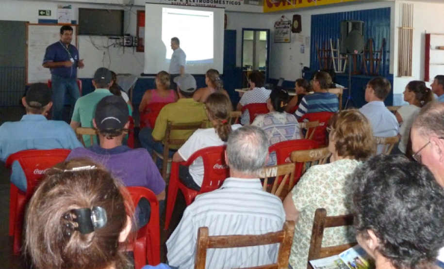 Educação Sanitária - Adapar e Emater orientam agricultores sobre o tema “Sustentabilidade Rural” em Toledo – PR Toledo 2