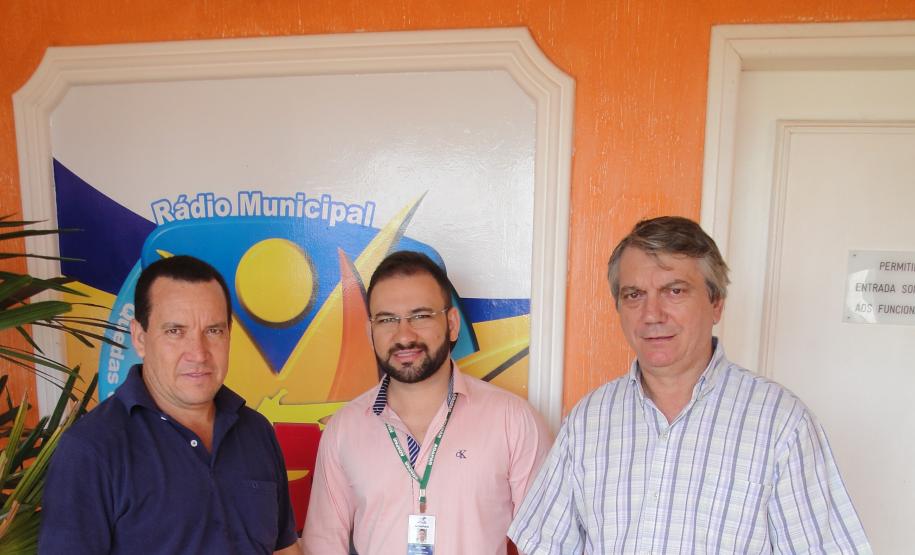 Engenheiro agrônomo da Adapar concede entrevista ao programa “Café com Notícias”, da emissora de rádio 92,5 FM de Quedas do Iguaçu-PR.