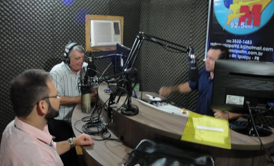 Engenheiro agrônomo da Adapar concede entrevista ao programa “Café com Notícias”, da emissora de rádio 92,5 FM de Quedas do Iguaçu-PR.