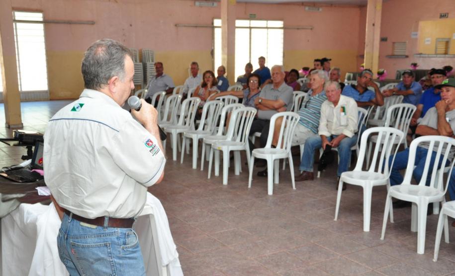 Adapar realiza palestra de conservação de solos em Paranacity.