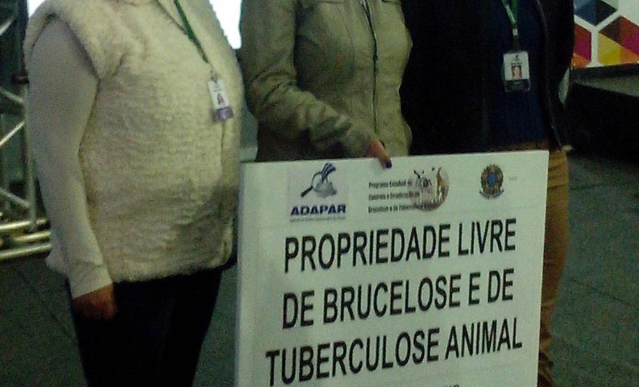 Adapar entrega placa de Propriedade Certificada como Livre de Brucelose e Tuberculose durante a EXPOFRISIA – 2016.