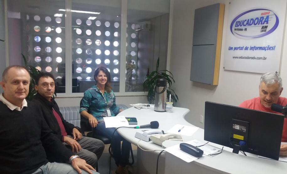 Educação Sanitária: Adapar, CSA e Secretaria da Agricultura de Dois Vizinhos promovem ações de educação sanitária em programa de rádio. Educação Sanitária: Adapar, CSA e Secretaria da Agricultura de Dois Vizinhos promovem ações de educação sanitária em programa de rádio.