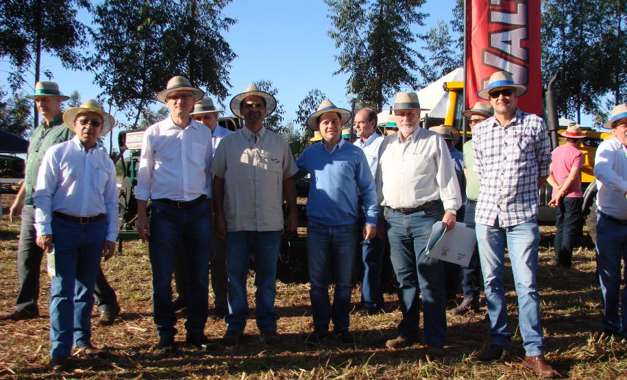 Adapar participa da 10º encontro COPAGRA de mandiocultores em Nova Londrina Adapar participa da 10º encontro COPAGRA de mandiocultores em Nova Londrina
