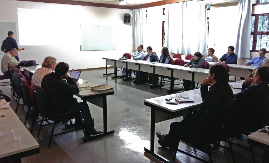 Reunião no Iapar discute sistema de alerta contra greening em citros