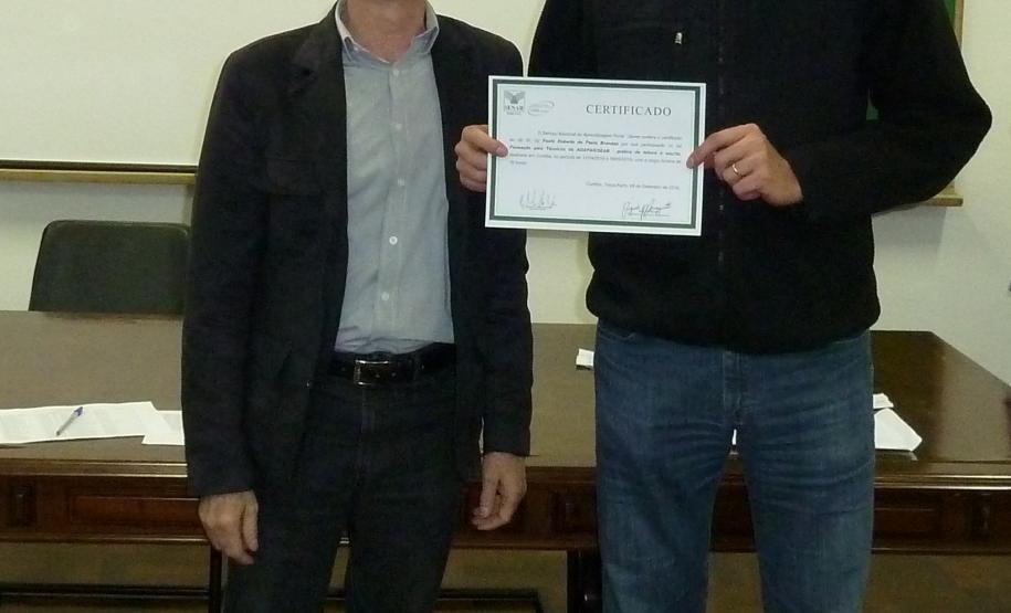 Com objetivo de se adequar às mudanças e de melhorar o processo de redação oficial, a Adapar, em parceria com o Serviço Nacional de Aprendizagem Rural, realizou a entrega dos certificados aos participantes do Curso “Práticas de Leitura e Escrita”.