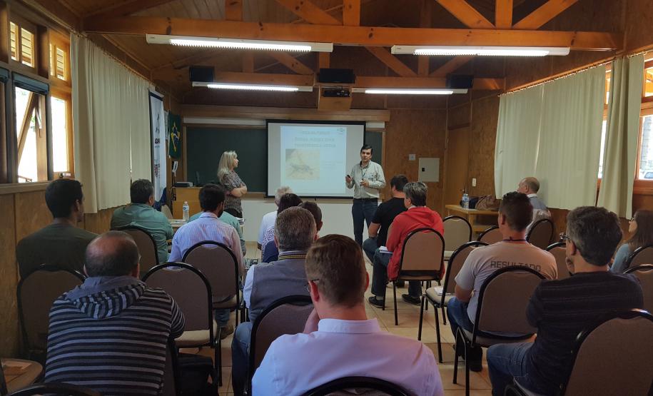 Adapar Promoveu Dia de Campo sobre Vespa-da-Madeira em Bituruna.