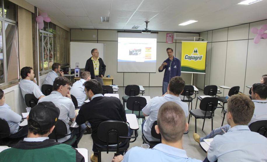 Fiscais da Adapar Orientam Sobre a Vacinação contra Aftosa na Copagril em Marechal Cândido Rondon Fiscais da Adapar Orientam Sobre a Vacinação contra Aftosa na Copagril em Marechal Cândido Rondon