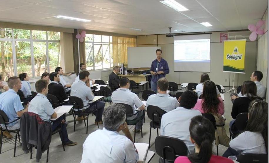 Fiscais da Adapar Orientam Sobre a Vacinação contra Aftosa na Copagril em Marechal Cândido Rondon Fiscais da Adapar Orientam Sobre a Vacinação contra Aftosa na Copagril em Marechal Cândido Rondon