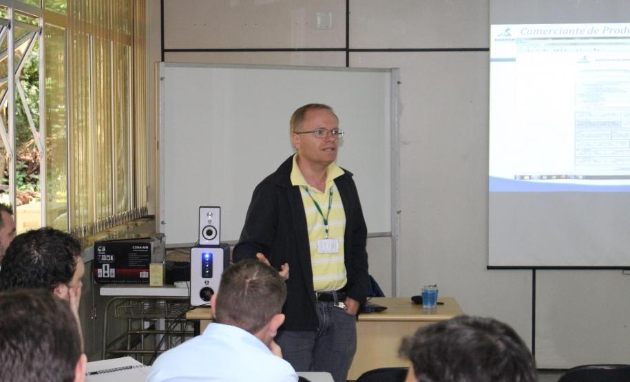 Fiscais da Adapar Orientam Sobre a Vacinação contra Aftosa na Copagril em Marechal Cândido Rondon Fiscais da Adapar Orientam Sobre a Vacinação contra Aftosa na Copagril em Marechal Cândido Rondon