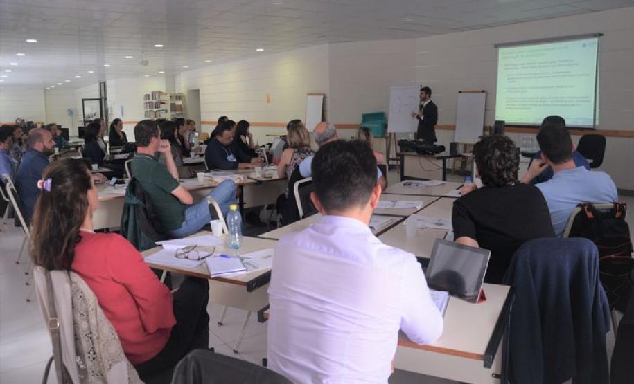 Servidores da Adapar participaram de curso presencial sobre modelagem de indicadores