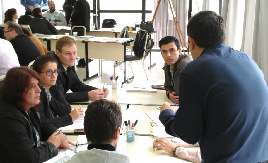 Diretores, coordenadores, assessores, técnicos em posições de assessoramento estratégico às funções de planejamento e gestão governamental e setorial, da Agência de Defesa Agropecuária do Paraná (Adapar), participaram do curso presencial “Gestão Estratégica Orientada para Resultados”