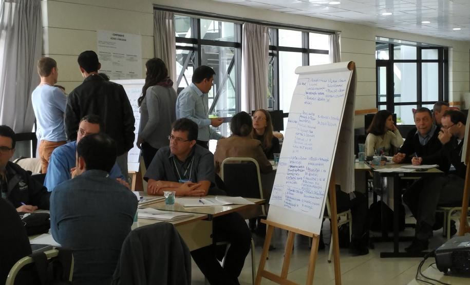 Diretores, coordenadores, assessores, técnicos em posições de assessoramento estratégico às funções de planejamento e gestão governamental e setorial, da Agência de Defesa Agropecuária do Paraná (Adapar), participaram do curso presencial “Gestão Estratégica Orientada para Resultados”