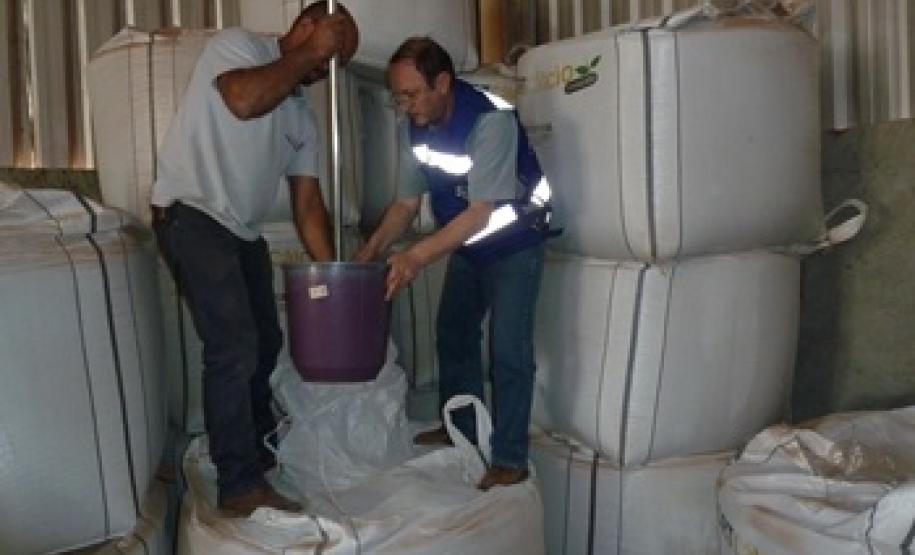 Adapar Realiza a Coleta de Amostras de Fertilizantes Coleta de calcário granulado sendo comercializado como fertilizante no Município de Cascavel/PR