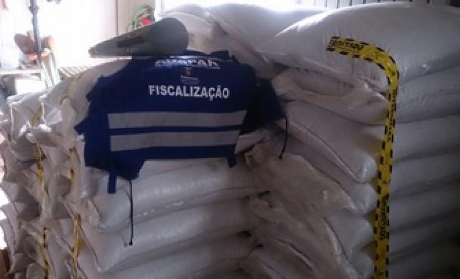 Adapar Realiza a Coleta de Amostras de Fertilizantes Interdição de fertilizante acondicionado em embalagens sem identificação, Município de Santa Izabel do Oeste/PR