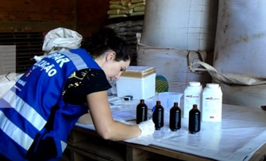 Adapar Realiza a Coleta de Amostras de Fertilizantes Coleta de fertilizante líquido em propriedade rural na região de Campo Magro/PR