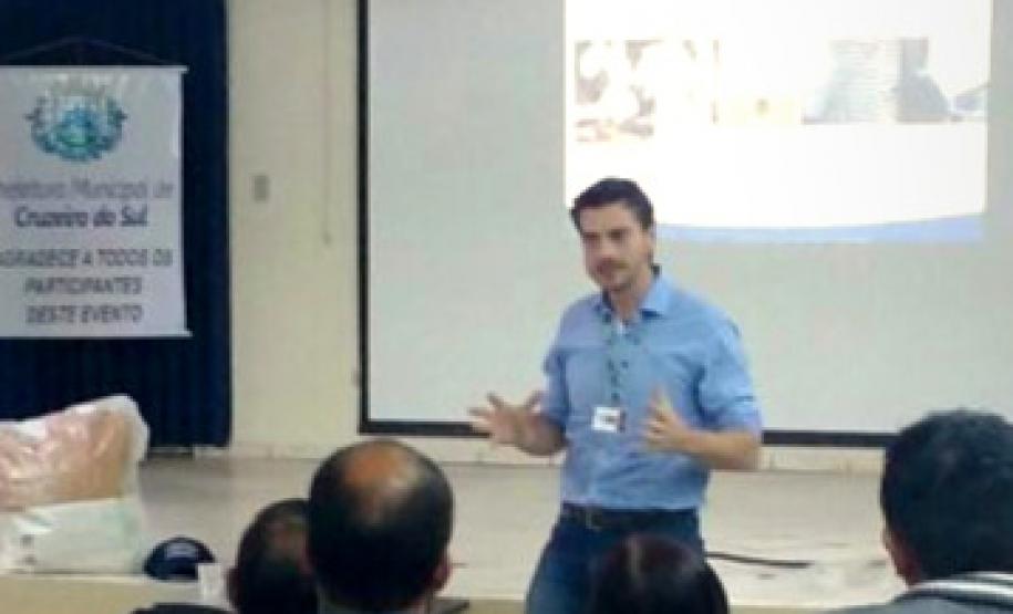 Adapar orienta produtores sobre saúde das aves em Cruzeiro do Sul.