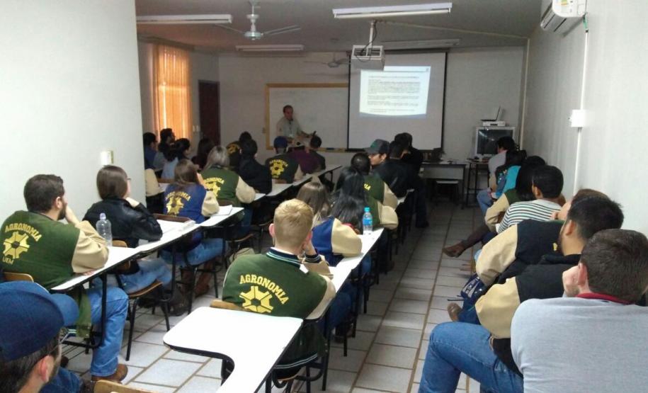 Adapar Orienta sobre Programa Alimento Seguro na UEM em Umuarama Adapar Orienta sobre Programa Alimento Seguro na UEM em Umuarama