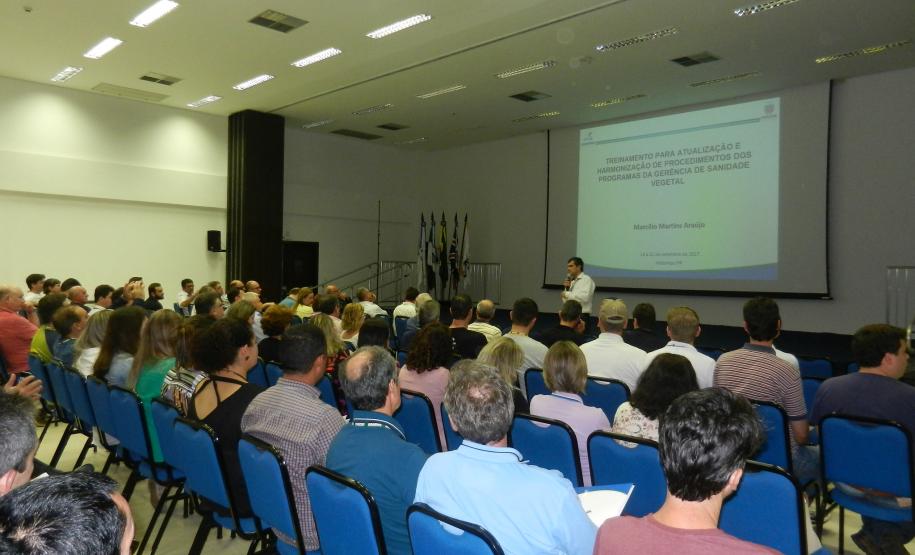 Engenheiros agrônomos participam de treinamento de atualização e harmonização de procedimentos.