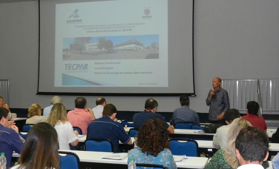 Engenheiros agrônomos participam de treinamento de atualização e harmonização de procedimentos.