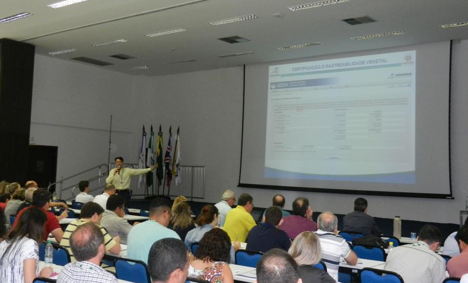 Engenheiros agrônomos participam de treinamento de atualização e harmonização de procedimentos.