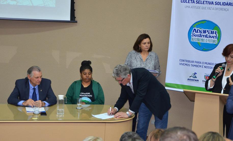 A Secretaria de Estado da Agricultura e Abastecimento e a Agência de Defesa Agropecuária do Paraná (Adapar) implantaram nesta segunda-feira (09) o projeto de gerenciamento da coleta de lixo e resíduos sólidos.