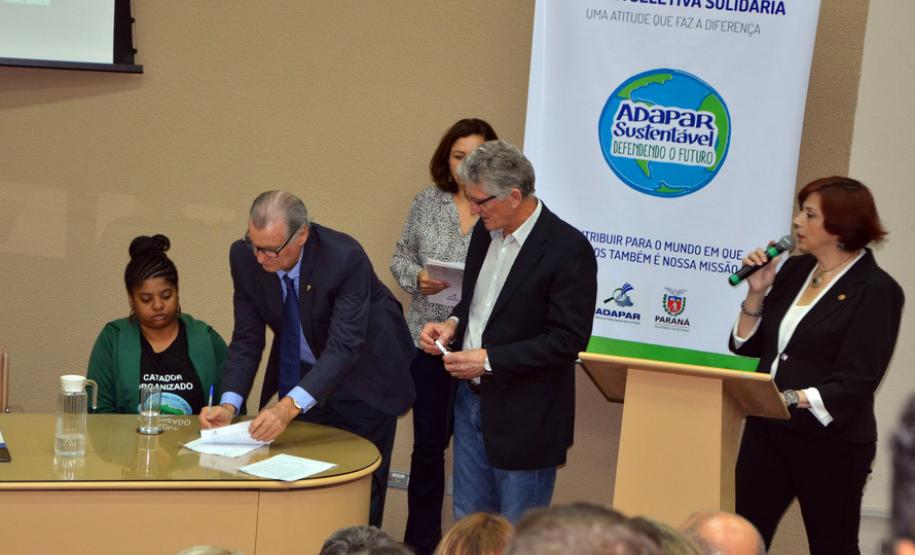 A Secretaria de Estado da Agricultura e Abastecimento e a Agência de Defesa Agropecuária do Paraná (Adapar) implantaram nesta segunda-feira (09) o projeto de gerenciamento da coleta de lixo e resíduos sólidos.