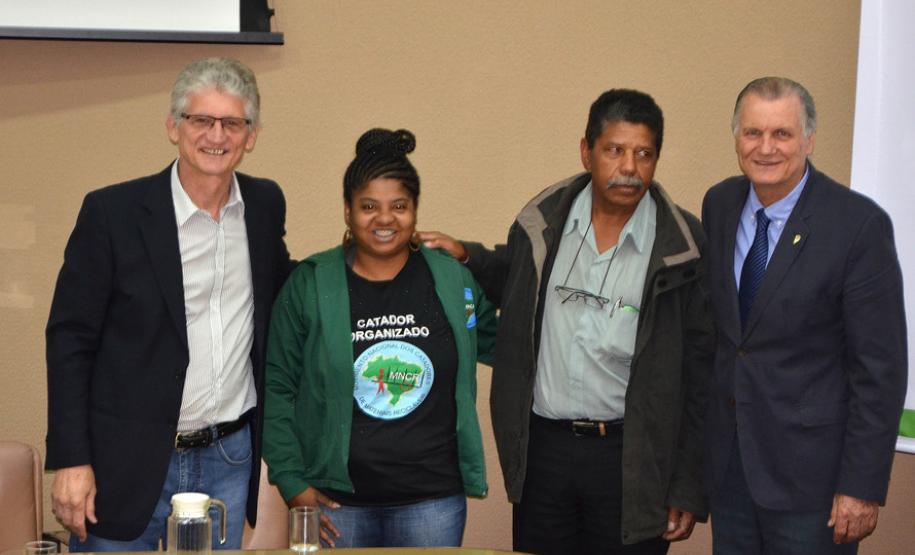 A Secretaria de Estado da Agricultura e Abastecimento e a Agência de Defesa Agropecuária do Paraná (Adapar) implantaram nesta segunda-feira (09) o projeto de gerenciamento da coleta de lixo e resíduos sólidos.