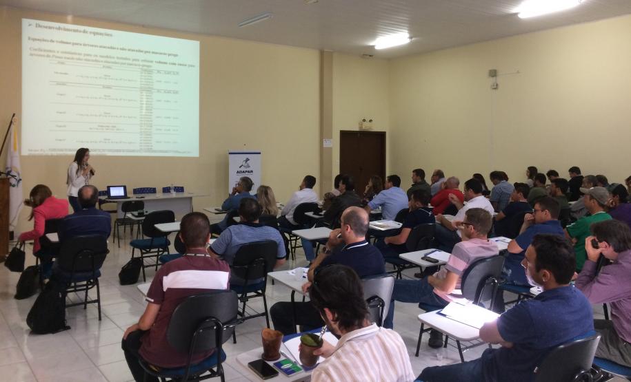 Adapar realiza capacitação para pragas da cultura do pínus