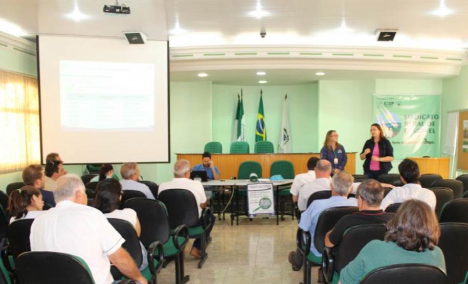 Adapar realiza palestras em todo o Estado sobre campanha de vacinação de maio.