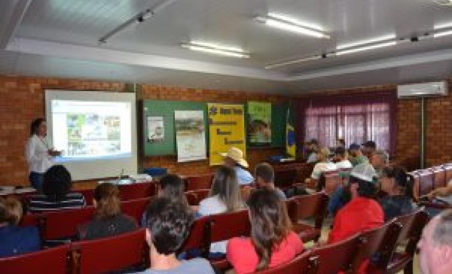 Adapar realiza palestras em todo o Estado sobre campanha de vacinação de maio.