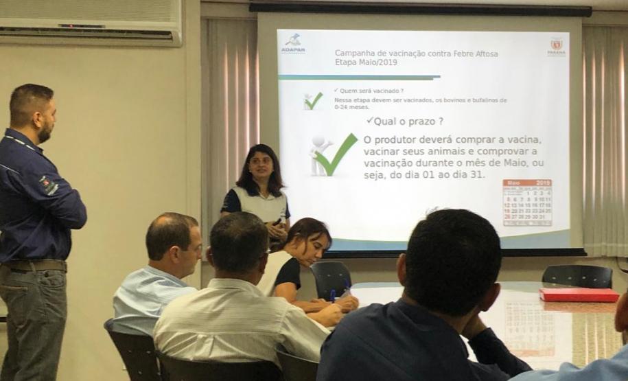 Adapar realiza palestras em todo o Estado sobre campanha de vacinação de maio.