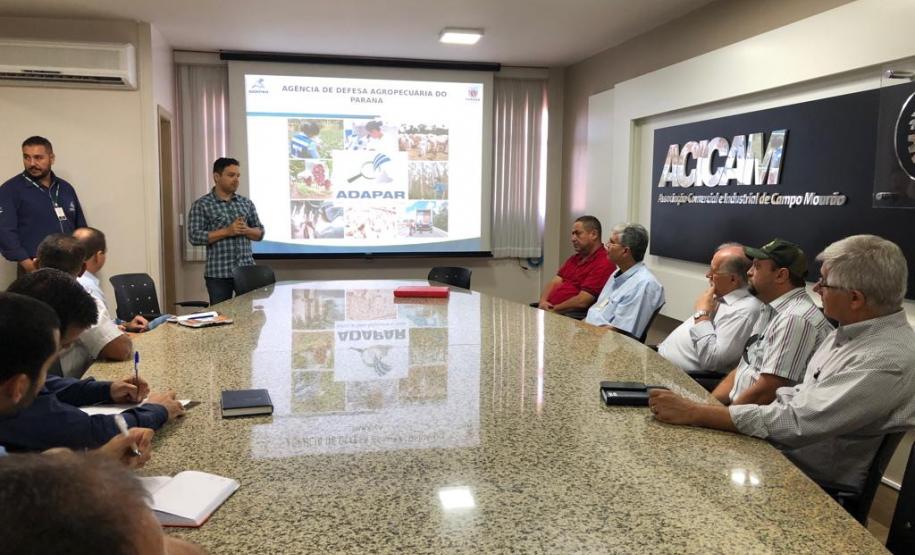 Adapar realiza palestras em todo o Estado sobre campanha de vacinação de maio.