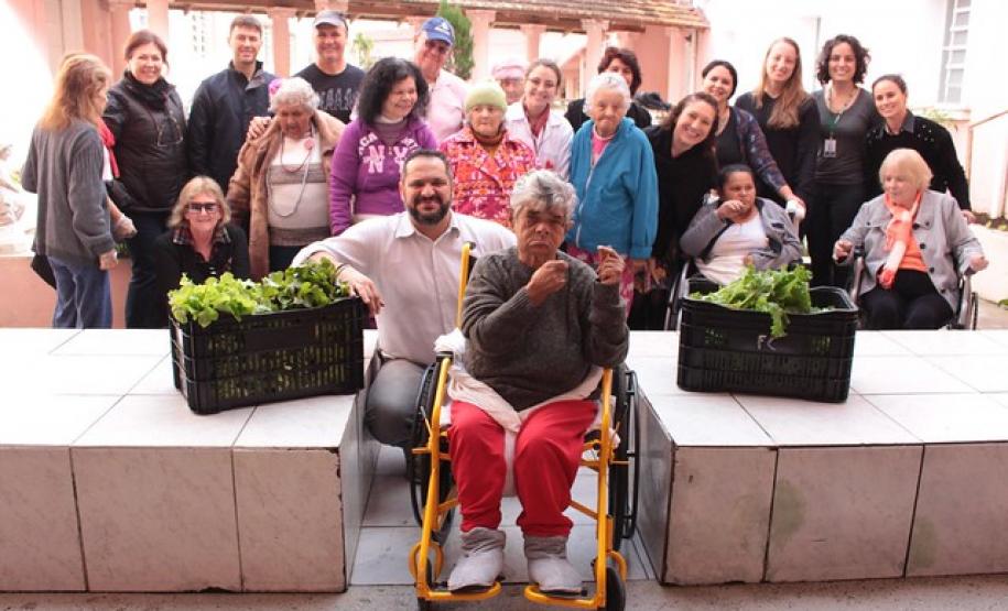 Horta terapêutica do Asilo São Vicente recebe visita de técnicos da Adapar