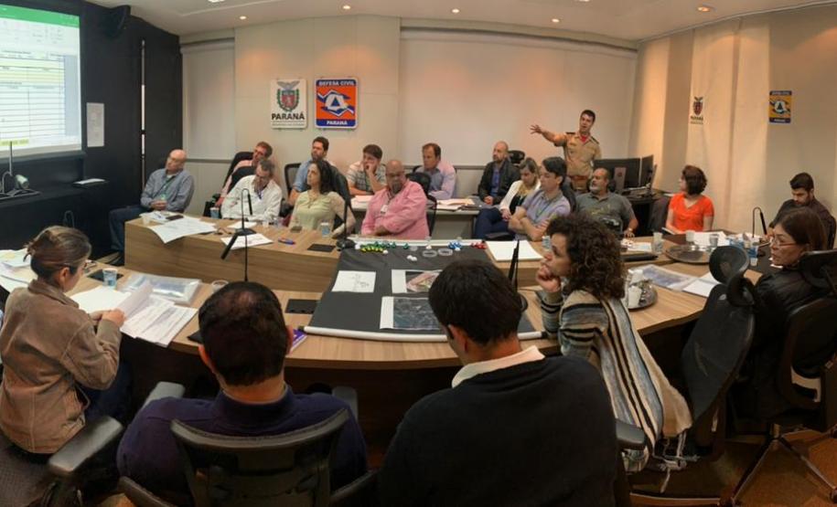 Servidores da Adapar e Mapa realizam simulado de gabinete sobre febre aftosa junto a Defesa Civil.