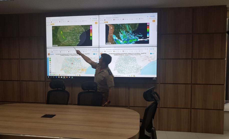 Servidores da Adapar e Mapa realizam simulado de gabinete sobre febre aftosa junto a Defesa Civil.
