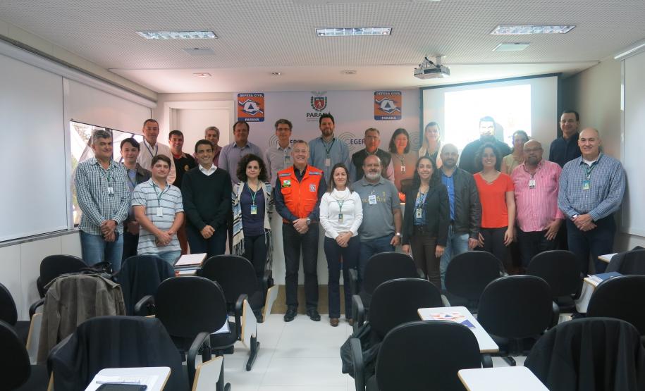 Servidores da Adapar e Mapa realizam simulado de gabinete sobre febre aftosa junto a Defesa Civil.