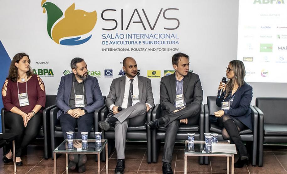 Adapar participa do Salão Internacional de Avicultura e Suinocultura - SIAVS.