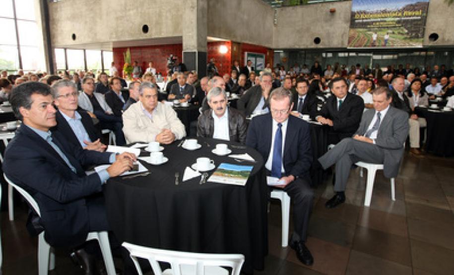 Richa anuncia concurso para 1.246 vagas na Emater e Adapar