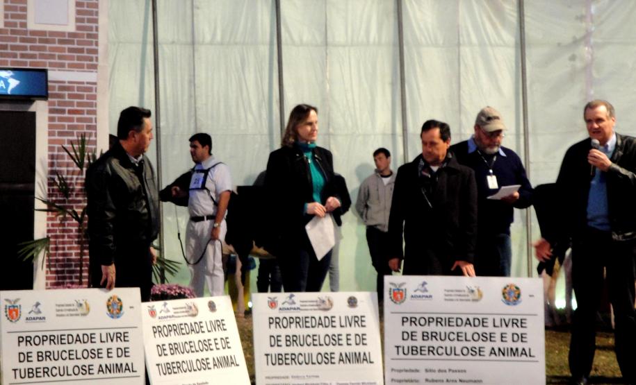 Silmar Bürer, Chefe de Gabinete da Adapar, Mariza Koloda, FDA coordenadora do Programa, proprietário Rubens Arns e o Diretor |Presidente da Adapar, Inácio Kroetz